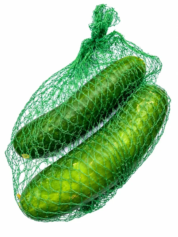 Pepinos en una bolsa de malla verde