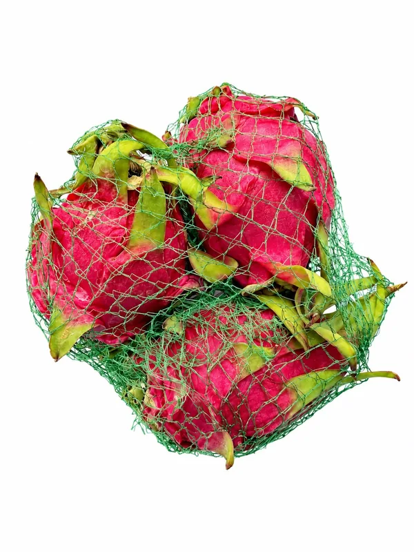 Pitayas envueltas en una malla verde