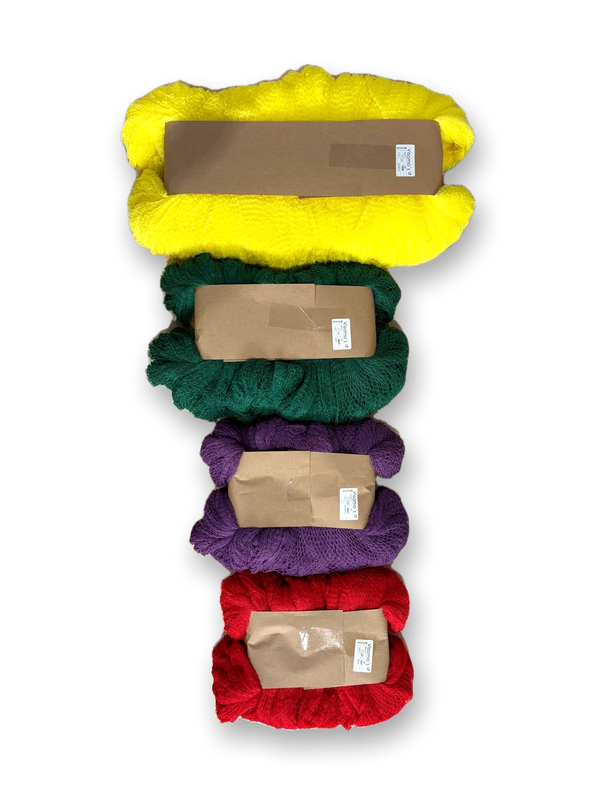 Cuatro madejas de malla amarilla, verde, morada y roja con etiqueta de Visomo's sobre una tabla de madera