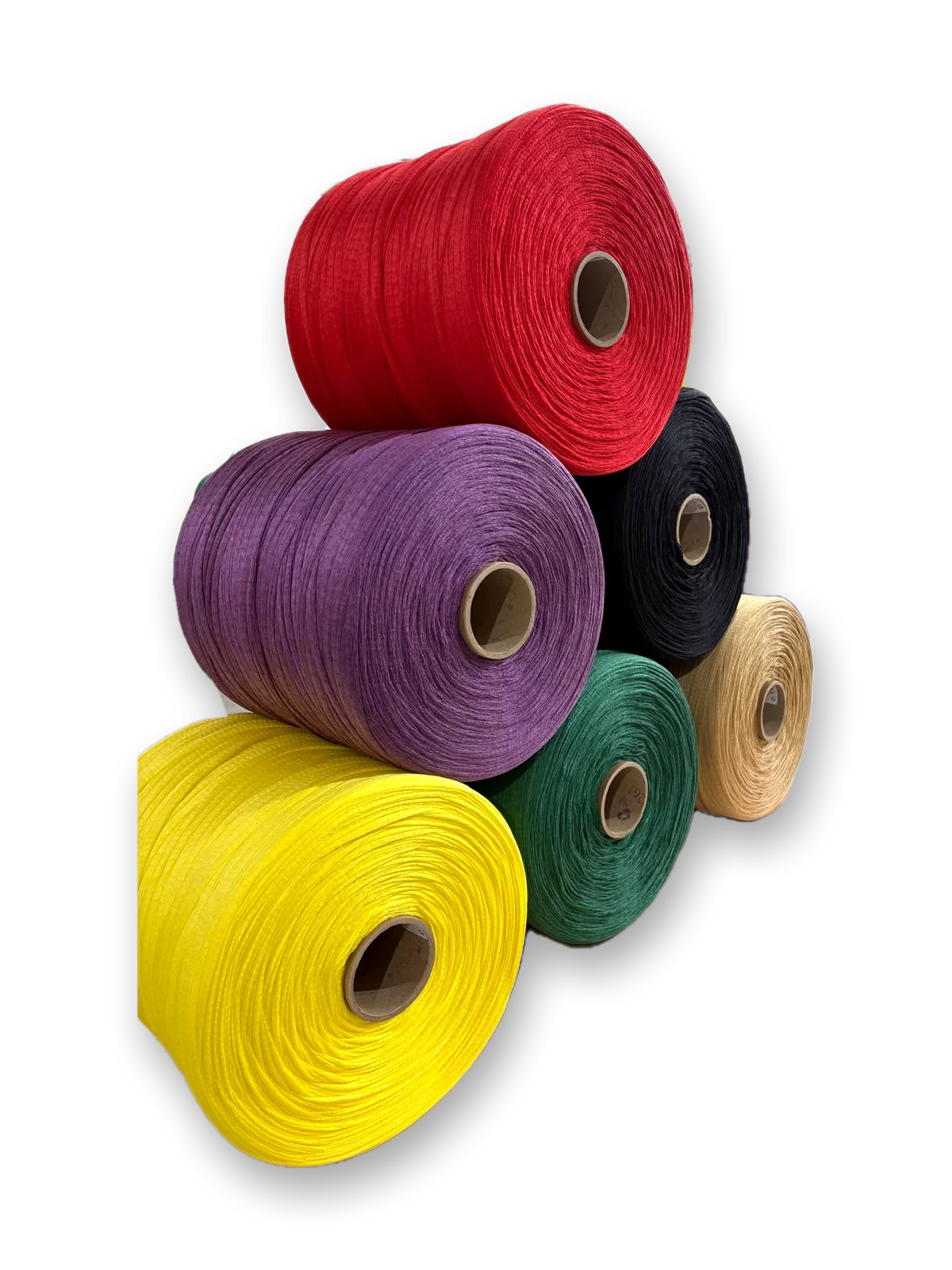 Seis bobinas de malla de colores apiladas en pirámide sobre una mesa