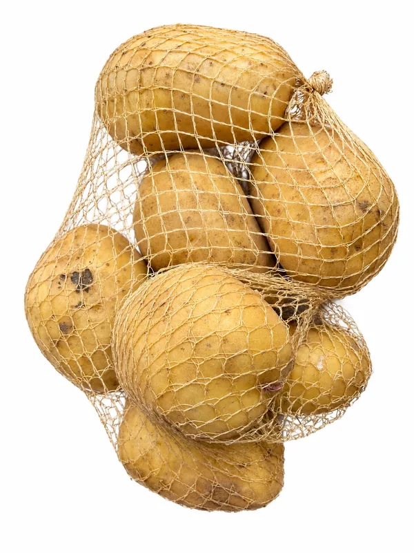 Patatas envueltas en una malla beige
