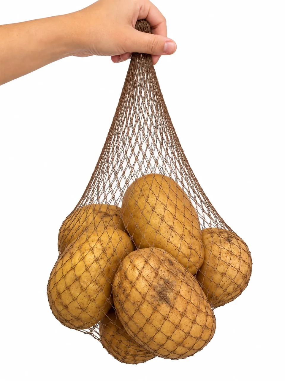 Una mano sostiene patatas en una malla marrón