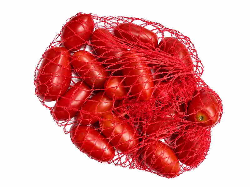 Tomates envueltos en una malla roja
