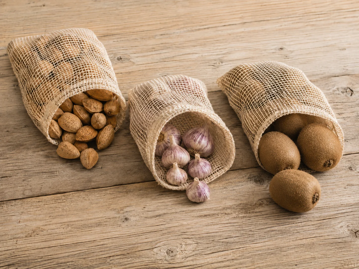 Almendras en cáscara, ajos y kiwis en malla tubular personalizada Visomos